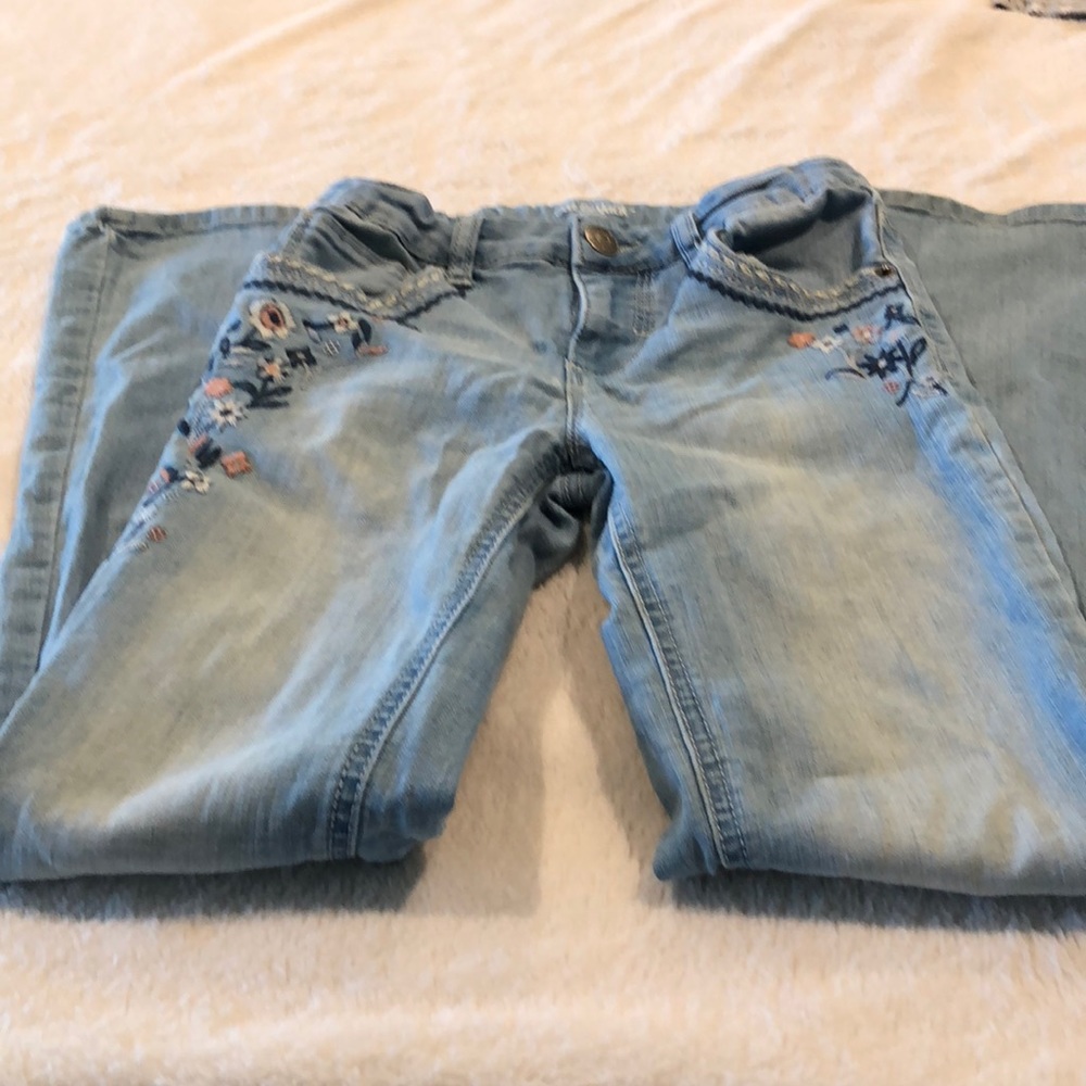 Boot cut flower embroidered jeans.